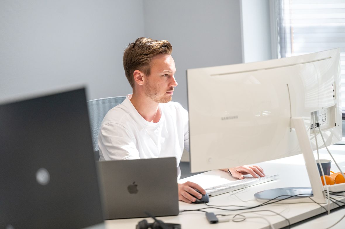 Developer bij 365Werk achter computer