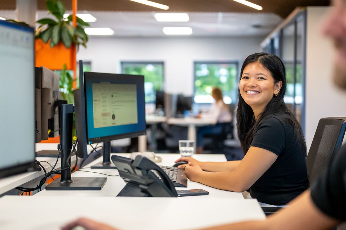 Ponnia achter computer