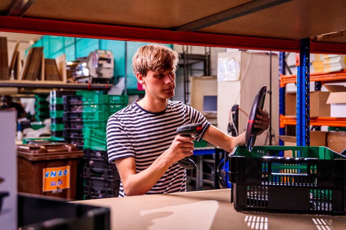 Magazijnmedewerker scant produt