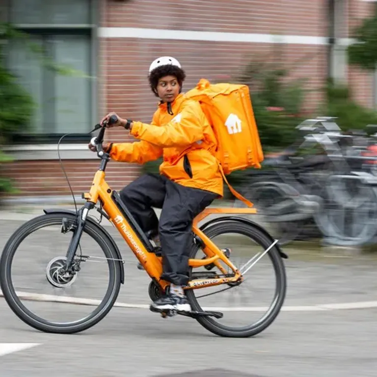 Bezorger van Thuisbezorgd op de fiets