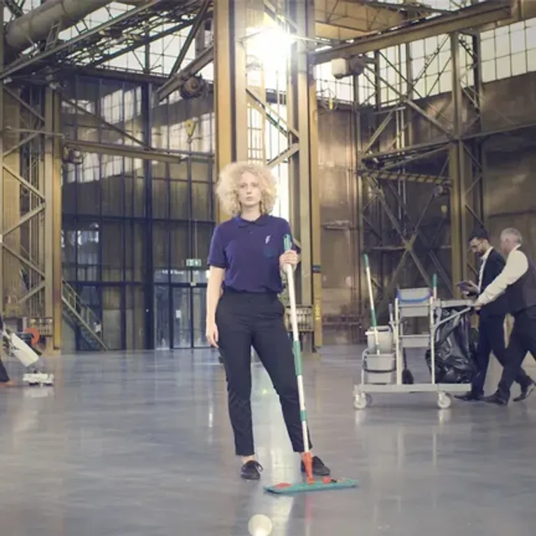 schoonmaker effektief met bezem