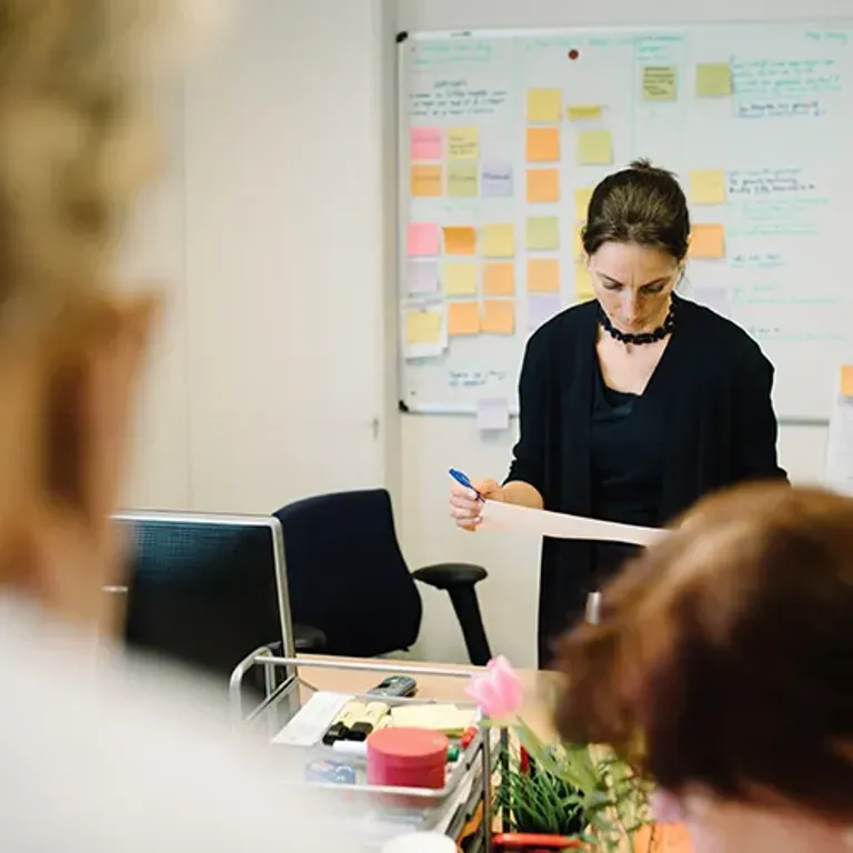 Vrouw voor een scrumbord