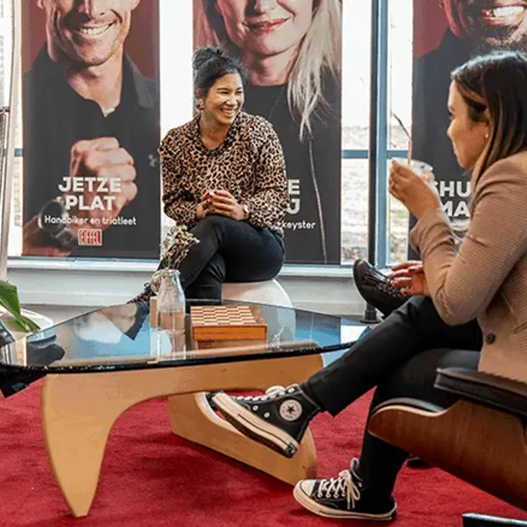 4 vrouwen hebben lachend een overleg