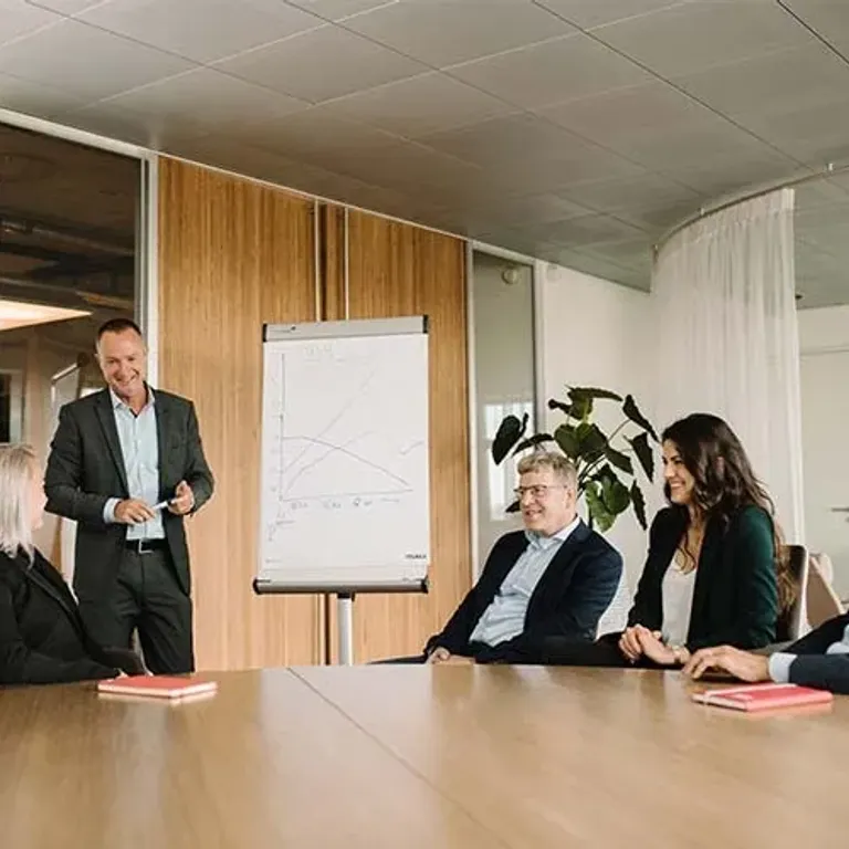 Meeting tussen 5 personen in pak