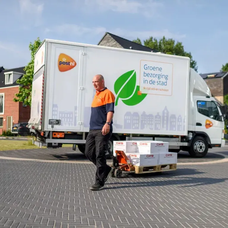 Pakketbezorger met bezorgbus