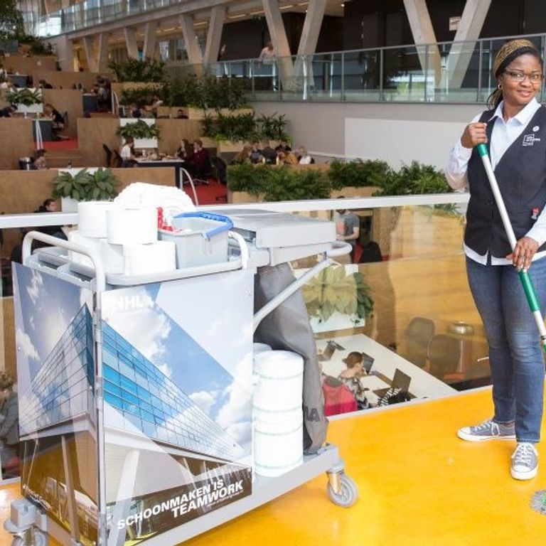 schoonmaker effektief met bezem