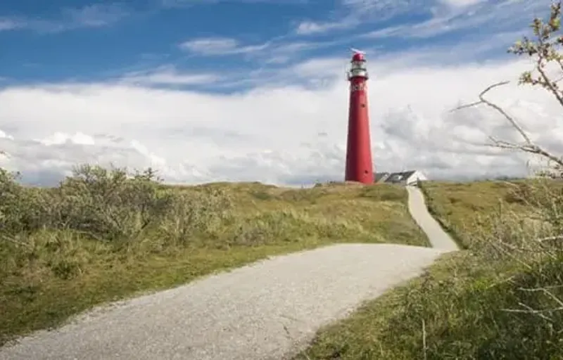 Vuurtoren met een landweg ervoor