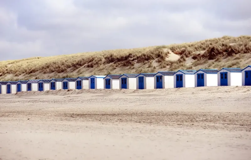 Witte strandhuisjes met blauwe daken