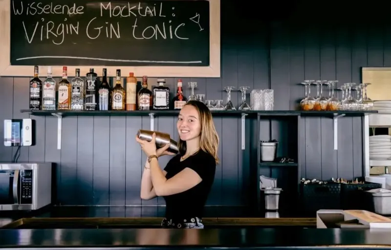 barmedewerker schud een cocktail