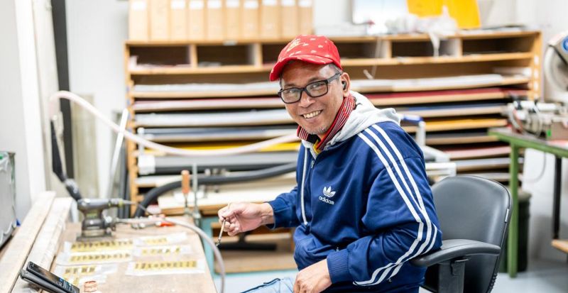 BWRI man achter bureau